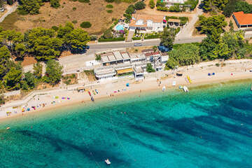 Písčitooblázková pláž Trstenica - letecký pohled, Orebić, poloostrov Pelješac