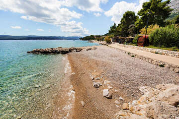 Orebič - oblázková pláž u domů Vanesa a Kiara, Pelješac, Chorvatsko