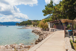 Orebič - promenáda podél pláže, poloostrov Pelješac, Chorvatsko