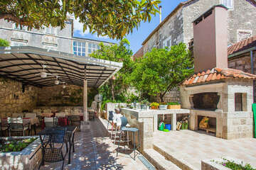 Orebič - restaurace v centru, poloostrov Pelješac, Chorvatsko