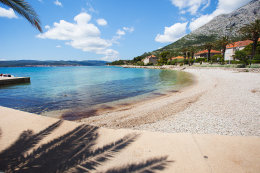 Orebič - pláž v centru, poloostrov Pelješac, Chorvatsko