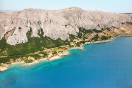 Pag-Bošana - letecký pohled na písčitooblázkovou pláž, ostrov Pag, Chorvatsko