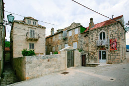 Orebič - domy v centru, poloostrov Pelješac, Chorvatsko