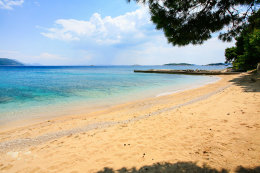 Orebič - písčitooblázková pláž Trstenica, Pelješac, Chorvatsko