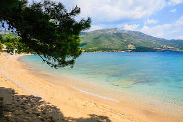 Orebič - písčitooblázková pláž Trstenica - letecký pohled, Pelješac, Chorvatsko