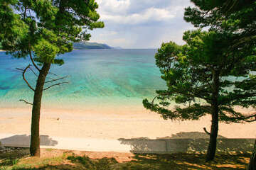 Orebič - písčitooblázková pláž Trstenica - letecký pohled, Pelješac, Chorvatsko