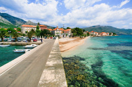 Orebič - pláž v centru, Pelješac, Chorvatsko