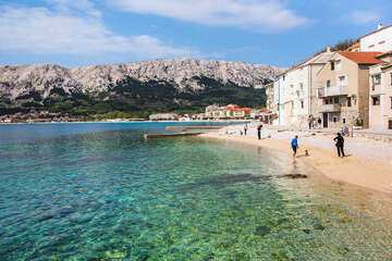 Baška - pláž Vela plaža, ostrov Krk, Chorvatsko
