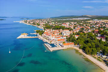 Mobilhome Adriana - pohled na pláž a přístav, Sv. Filip i Jakov, Zadarská riviéra, Chorvatsko