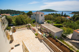 Apartmány Barbara - okolí domu, Maslinica, ostrov Šolta, Chorvatsko