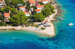 Apartmán Racek - letecký pohled na oblázkovou pláž 60 m od domu, Maslinica, ostrov Šolta, Chorvatsko