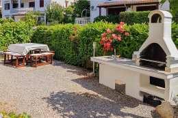 Apartmány František - gril s posezením u domu, Njivice, ostrov Krk, Chorvatsko