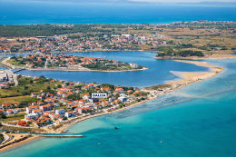 Nin - letecký pohled na písečnou pláž Ninska laguna, Zadarská riviéra, Chorvatsko