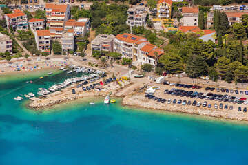 Letovisko Igrane - oblázková pláž v centru, parkoviště, letecký pohled, Makarská riviéra, Chorvatsko