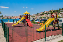 Letovisko Igrane - prolézačky pro děti v centru v blízkosti parkoviště,  Makarská riviéra, Chorvatsko