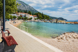 Letovisko Igrane - oblázková pláž v centru, Makarská riviéra, Chorvatsko