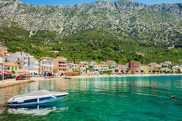 Letovisko Igrane - oblázková pláž v centru, Makarská riviéra, Chorvatsko