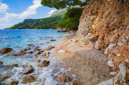 Letovisko Igrane - oblázková pláž pod hotelem, Makarská riviéra, Chorvatsko