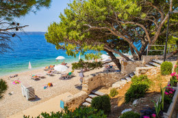 Letovisko Igrane - veřejná oblázková pláž pod hotelem (lehátka patří hotelu), Makarská riviéra, Chorvatsko