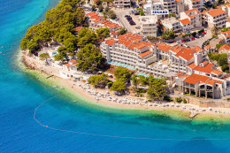 Letovisko Igrane - oblázková pláž pod hotelem - letecký pohled, Makarská riviéra, Chorvatsko