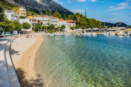 Letovisko Igrane - oblázková pláž v centru, Makarská riviéra, Chorvatsko