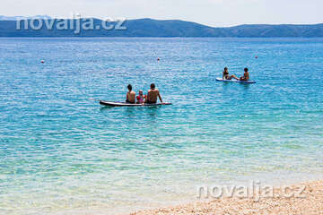 Letovisko Igrane - oblázková pláž v centru, Makarská riviéra, Chorvatsko