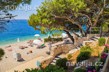 Letovisko Igrane - veřejná oblázková pláž pod hotelem (lehátka patří hotelu), Makarská riviéra, Chorvatsko