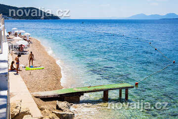 Letovisko Igrane - veřejná oblázková pláž pod hotelem (lehátka patří hotelu), Makarská riviéra, Chorvatsko