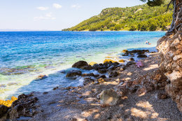 Letovisko Igrane - veřejná oblázková pláž pod hotelem, Makarská riviéra, Chorvatsko