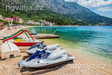 Letovisko Igrane - oblázková pláž v centru, Makarská riviéra, Chorvatsko