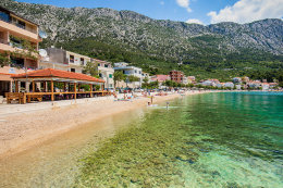 Letovisko Igrane - oblázková pláž v centru, Makarská riviéra, Chorvatsko