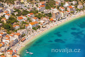 Letovisko Igrane - oblázková pláž v centru, letecký pohled, Makarská riviéra, Chorvatsko
