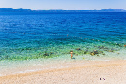 Letovisko Igrane - veřejná oblázková pláž pod hotelem, Makarská riviéra, Chorvatsko