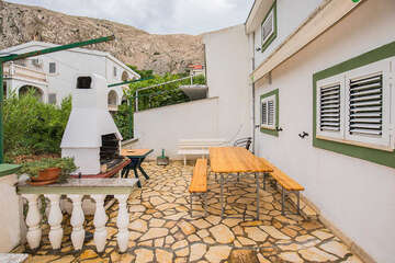 Apartmány Rajković - společná terasa a gril u domu, Pag-Bošana, ostrov Pag, Chorvatsko