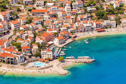 Letovisko Igrane - oblázkové pláže, letecký pohled, Makarská riviéra, Chorvatsko