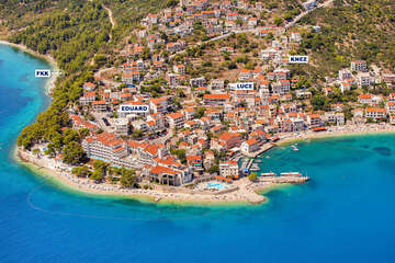 Letovisko Igrane - oblázková pláž v centru, letecký pohled, Makarská riviéra, Chorvatsko