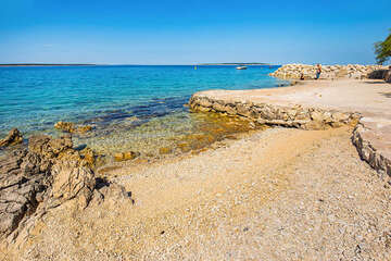 Apartmány Crnika - oblázková pláž pod domem, Mandre, ostrov Pag, Chorvatsko