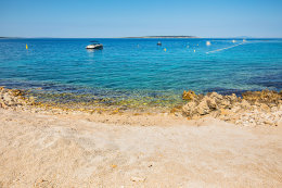 Apartmány Crnika - oblázková pláž pod domem, Mandre, ostrov Pag, Chorvatsko