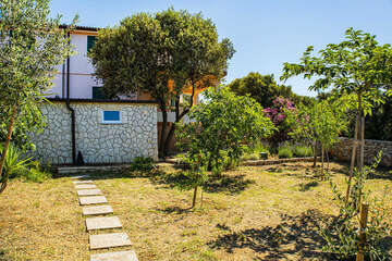 Apartmány Crnika - zahrada pod domem, Mandre, ostrov Pag, Chorvatsko