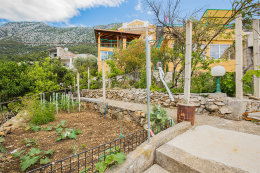 Apartmány Koni -  přístup na pláž společnou zahradou (schodiště vede skrz dům Val), Igrane, Makarská riviéra, Chorvatsko