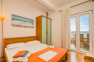 A12 - druhá ložnice, do níž se vstupuje přes jinou ložnici, apartmány Koni, Igrane, Makarská riviéra, Chorvatsko