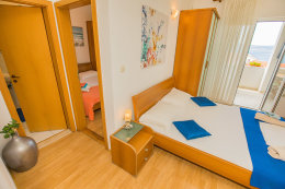 A12 - průchozí ložnice se dvěma lůžky, apartmány Koni, Igrane, Makarská riviéra, Chorvatsko