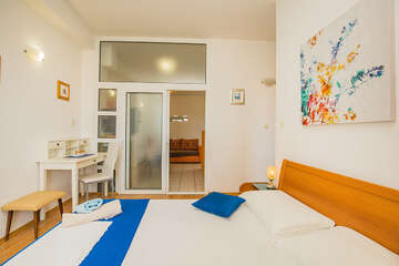 A12 - průchozí ložnice se dvěma lůžky, apartmány Koni, Igrane, Makarská riviéra, Chorvatsko