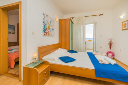 A12 - průchozí ložnice se dvěma lůžky, apartmány Koni, Igrane, Makarská riviéra, Chorvatsko