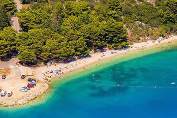 Apartmány Koni - letecký pohled na oblázkovou pláž Javna ( v blízkosti parkoviště), Igrane, Makarská riviéra, Chorvatsko