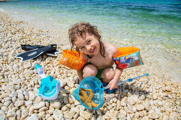 Oblázková pláž Girenica (hvězdice byla vrácena do moře), ostrov Pag, Chorvatsko