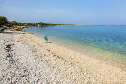 Oblázková pláž Girenica, ostrov Pag, Chorvatsko