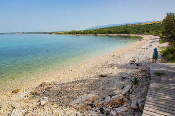 Oblázková pláž Girenica, ostrov Pag, Chorvatsko