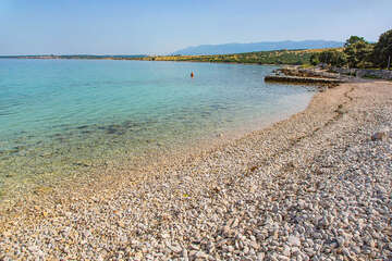 Oblázková pláž Girenica, ostrov Pag, Chorvatsko