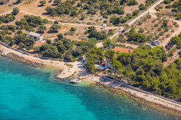 Oblázková pláž Girenica - letecký pohled, ostrov Pag, Chorvatsko